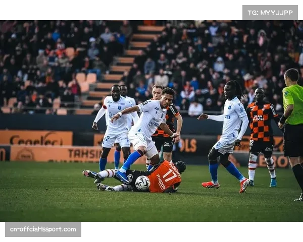 特写：洛里昂门将姆沃戈高接抵挡，单场贡献9次扑救